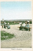 Zeeland Walcheren (six jeunes filles dans les dunes,village au loin)