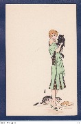 Femme debout tenant un chat dans ses bras et deux austres chats à ses pieds