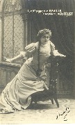 2. Mlle Marcelle Reville (A genoux sur une chaise) dans Faust