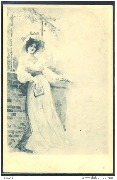 Femme debout adossée à un mur , tenant un livre à la main