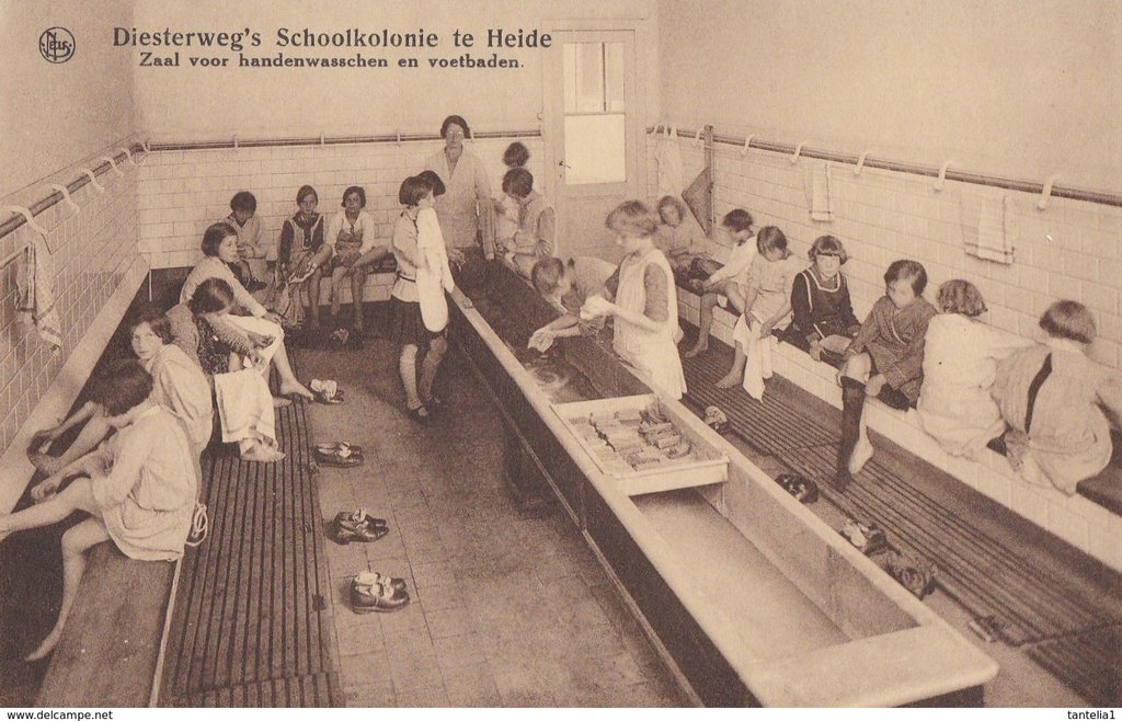 Diestersweg's Schoolkolonie te Heide. Zaal voor handenwasschen en voetbaden