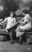 Deux femmes sur un divan