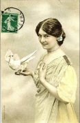 Femme tenant une colombe en main