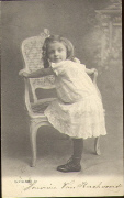 Petite fille montant sur une chaise