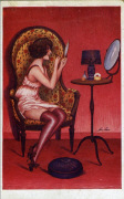Femme assise dans un fauteil se maquillant avec un miroir à la main