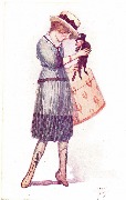 Femme debout avec carton à chapeau(humour)