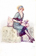 Femme assise tenant un petit cochon-tirelire sur les genoux