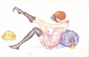 Femme rousse en nuisette déroulant un bas