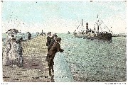 Ostende. Bateau entrant au Port