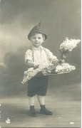 Petit garçon présentant un panier fleuri