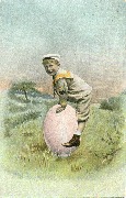 Jeune garçon sur un gros oeuf de Pâques