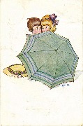 Deux enfants cachés derrière un parasol 
