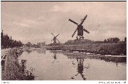 (2 moulins à vent sur berge droite d'un canal/rivière)