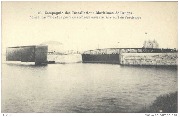 Ecluse maritime et sa porte de rechange dans l'arrière-port de Zee-Brugge