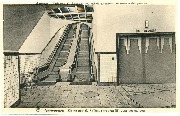 Escalier roulant et ascenseur au service des piétons-Rollende trap en lift voor voetgangers