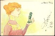 Femme examinant une statuette qu'elle tient dans sa main