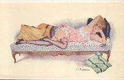 Femme en nuisette allongée sur un divan