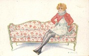 Femme en nuisette et veste rouge assise sur un divan