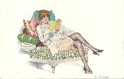 Femme en nuisette lisant un livre assise sur un divan