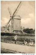 (homme avec 3 femmes et 1 fille devant un moulin à vent)