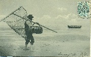 (série Marine - pecheur marchant sur la plage avec son filet, vue horizontale)