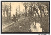 (femme sur chemin et fillette près d'un petit canal)