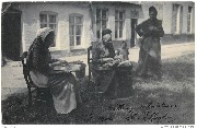 (dentellières flamandes - 2 femmes assises dehors, 1 femme debout et fille près d'elle)