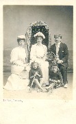 Portrait d'une famille décor fauteuil de plage,raquettes badminton,mer(Le Bon)