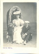 Portrait d'une famille,femme assise sur fauteuil de plage1900...(Le Bon)
