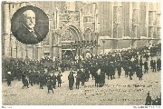 Funérailles de Mgr le Comte de Flandre-L'arrivée du corps devant l'Eglise Ste Gudule...SM le roi en berline
