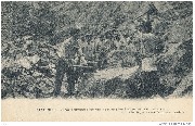 Lessines. Ouvriers rompeurs démontant une grosse pierre à la carrière de M. Louis Lenoir