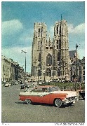 Devant le parvis de la Cathédrale St Michel et Gudule(voiture américaine)