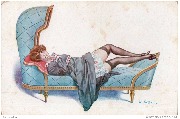 Femme étendue sur une méridienne bleue
