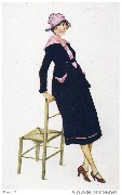Parisiennes à la mode de 1917. Femme à la robe noire et mauve s'appuyant sur une chaise dorée