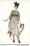 Parisiennes à la mode de 1917. Femme debout avec une robe à rayure accompagnée d'un chien