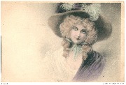 Femme au grand chapeau tenu par un ruban vert
