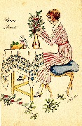 Femme assise à une table confectionnant un bouquet de houx dans un vase