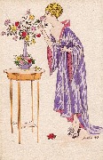 Femme en peignoir humant une rose d'un bouquet en vase sur une petite table