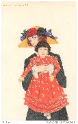 Femme au chapeau jaune portant une fillette en robe rose à fleurs blanches