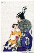 Femme au gros col de fourrure portant une fillette en manteau jaune