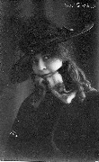 portrait de Clervanne au large chapeau noir par Galuzzi