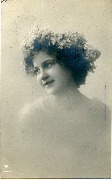 Portrait femme coiffée d'une couronne de fleurs blanches