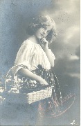 Portrait de jeune fille portant un panier de fleurs