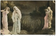 Deux femmes à gauche et une à droite embrassant homme en armure