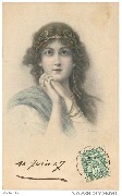 Jeune femme de face avec parure de tête, boucles d'oreille et bracelet