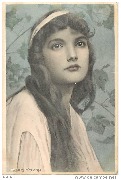 Portrait d'une jeune fille aux longs cheveux ornés d'un ruban