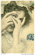 Jeune femme regardant à travers ses doigts
