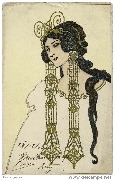 Femme avec de très grands pendentifs dans le style Art Nouveau