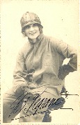 Gilberte Legrand en imper et bonnet -photo Galuzzi
