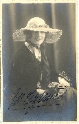 Gilberte Legrand au bouquet et chapeau blanc -photo Galuzzi